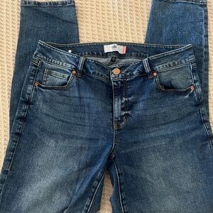 EUC Women’s CAbi | Skinny Jeans | Distressed Knees| Size 14 | Style 4328